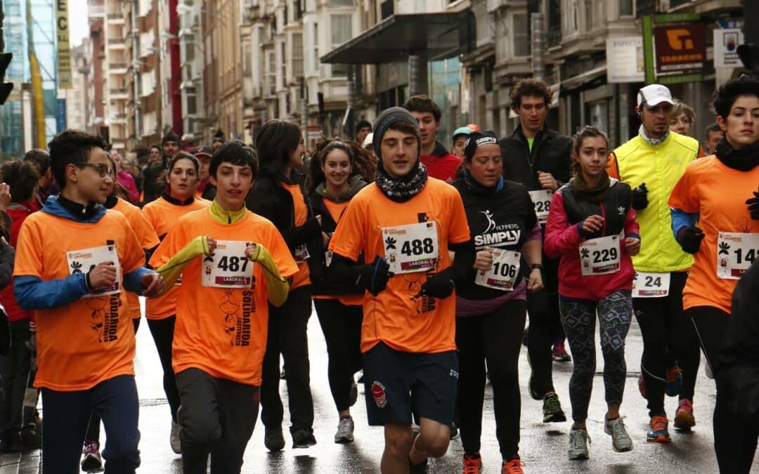 Medio millar de personas tiñeron de naranja las calles de Vitoria en la V Carrera por las Mujeres Valientes