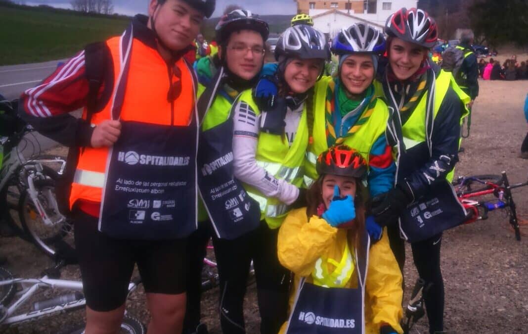 Las personas refugiadas estuvieron presentes en la Javierada gracias a las alumnas y alumnos del Colegio San José Jesuitak de Durango