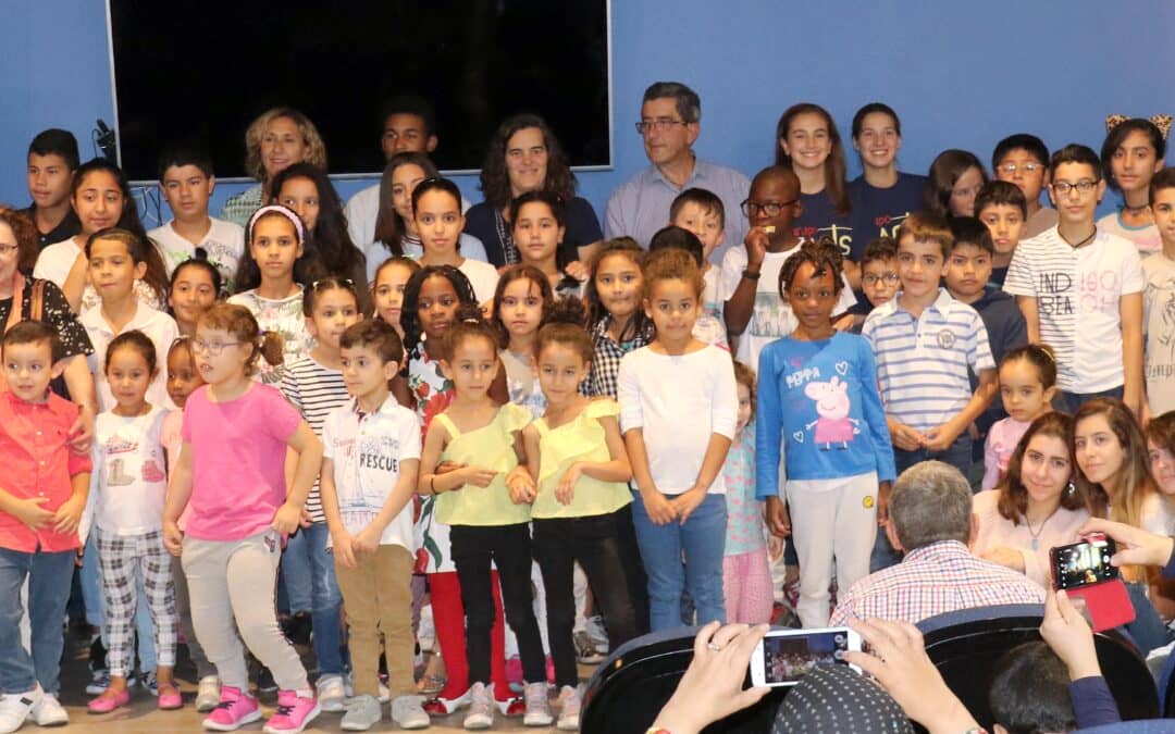 Red Incola entrega 45 becas escolares