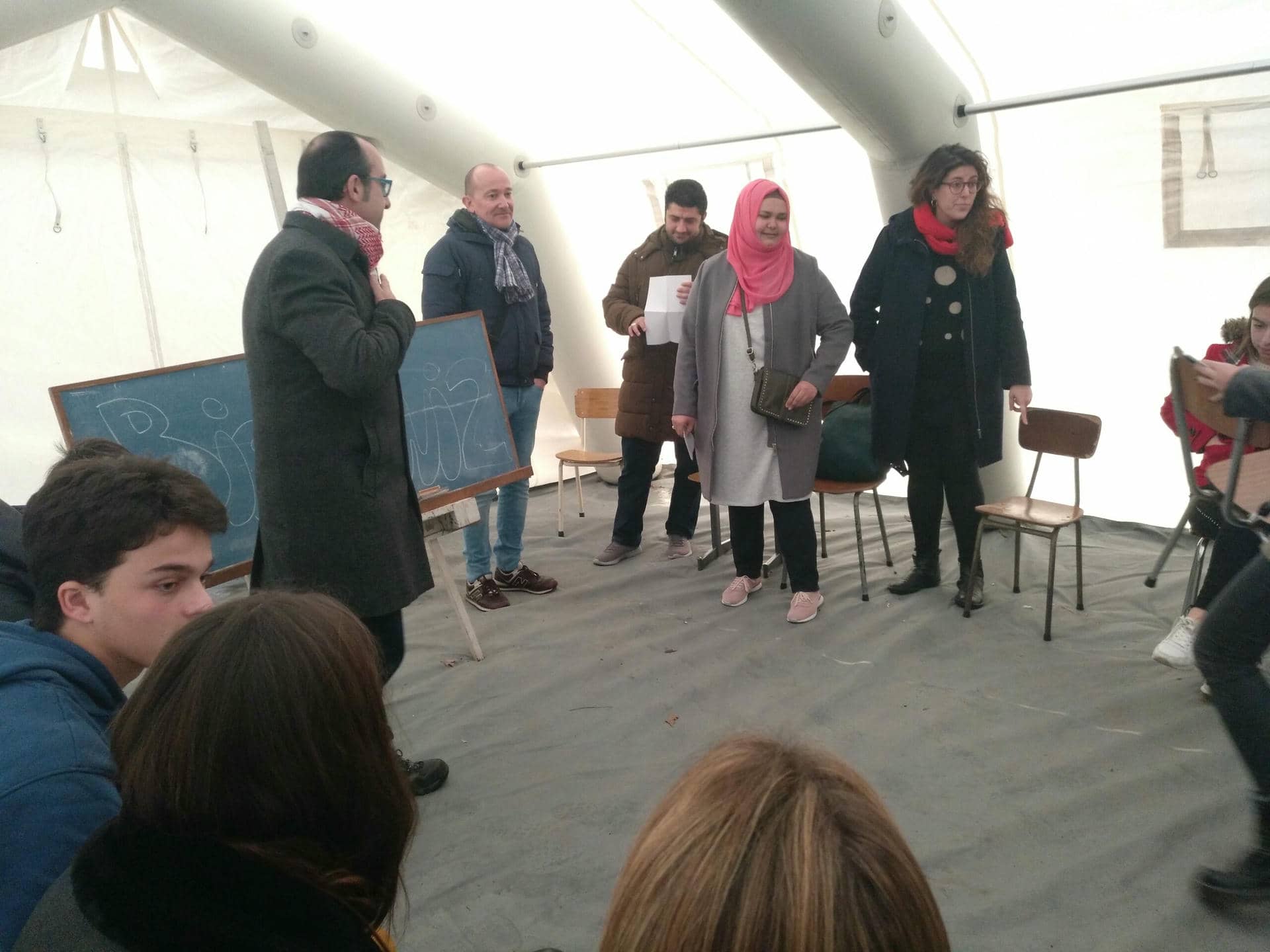 El matrimonio de refugiados turcos, en la carpa participando en una clase