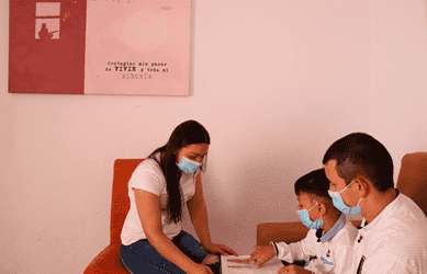 La red de solidaridad creada a través de #AvesEnjauladas de Rozalén
