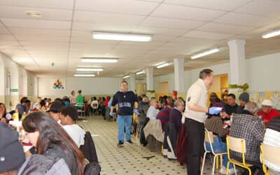 Un centenar de personas en la comida de Navidad solidaria en Lleida