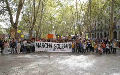 La solidaridad con la infancia refugiada iluminó las calles de Pamplona