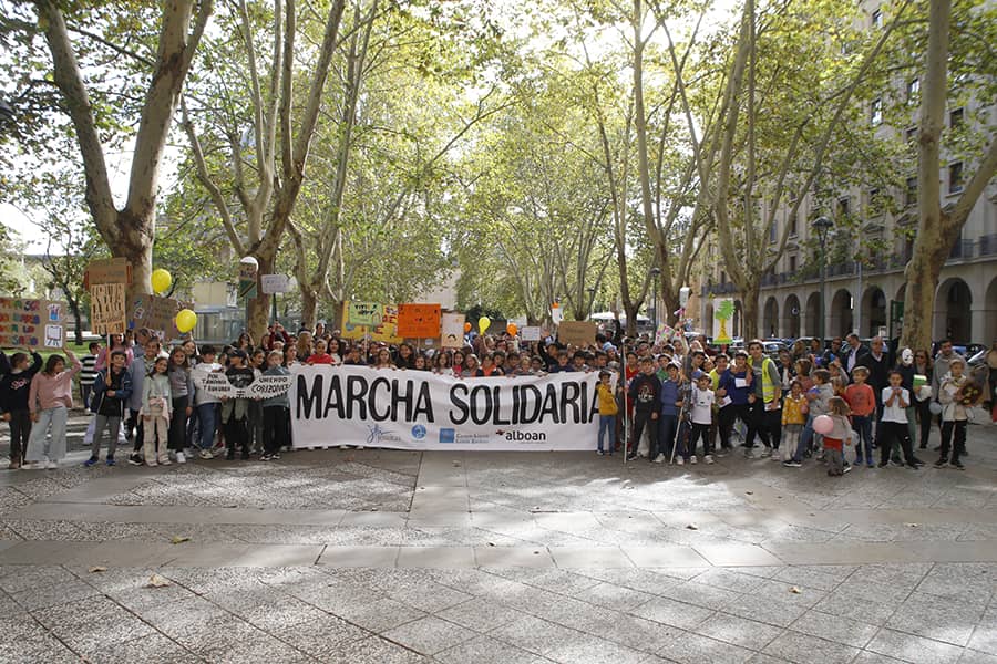 La solidaridad con la infancia refugiada iluminó las calles de Pamplona